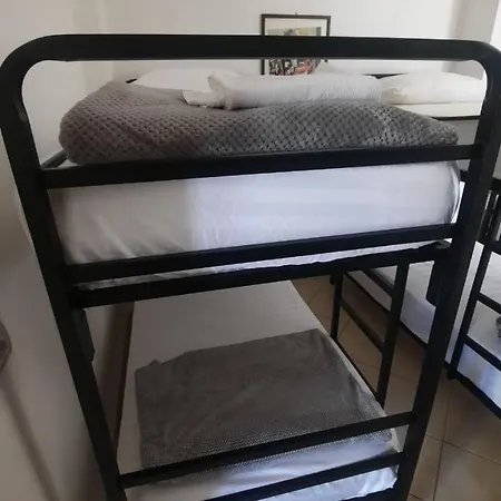 Hostal Crew 2 Tirana