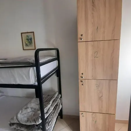 Hostal Crew 2 Tirana
